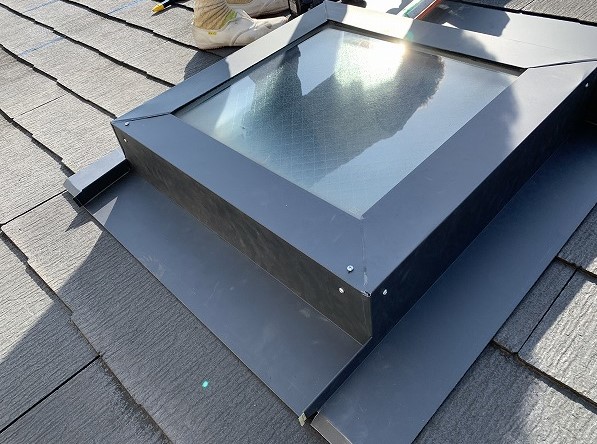 天窓修理　⑤屋根材に差し込むその２